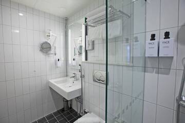 Фото номера Стандартный номер с кроватью размера &quot;king-size&quot; Отель Scandic Pori г. Пори 6