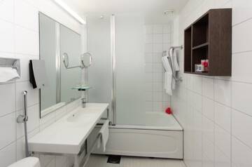 Фото номера Четырехместный номер Отель Original Sokos Hotel Vaakuna Pori г. Пори 9