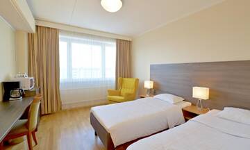 Фото номера Двухместный номер с 2 отдельными кроватями Отель Torget Aparthotel г. Пори 3